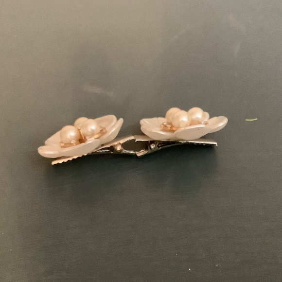 Set of 2 small pearl flower alligator clips - Picture 3 of 8